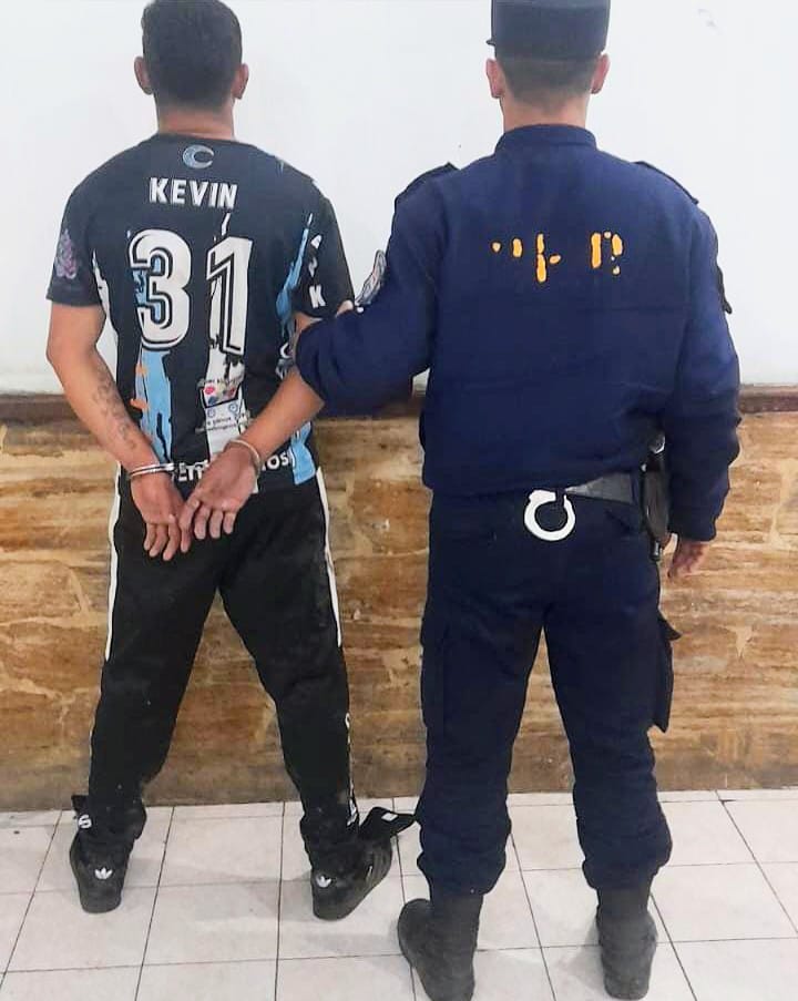 Atacó a sus familiares con un cuchillo y fue detenido